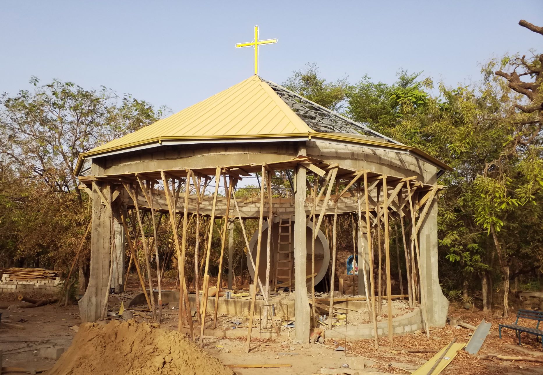 VERS L’ACHEVEMENT DES TRAVAUX DE LA TENTE A MARIE