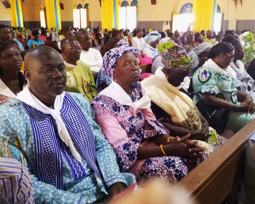 Fidèles membres de l'Association Ste Odette Elle s’est achevée par une rencontre d’échanges sur la vie de la Pastorale dans les différentesstructures qui la composent, et sur d’autres sujets préoccupants pour les chrétiens, notamment sur le traitement de personnes malades que des familles cachent, sur les relations entre les parents et leurs enfants, parents qui ne sont pas disponibles, les malades que des familles cachent ou isolent, et le traitement des personnes décédées accidentellement. Ces sujets demeurent des points de réflexion qui doivent se poursuivre afin que les prescriptions de la vie chrétienne prennent le dessus. Un repas fraternel gracieusement offert par la Paroisse Cathédrale a achevé la clôture de la SMM