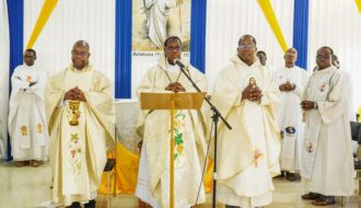 Mgr. Prosper KONTIEBO préside la messe