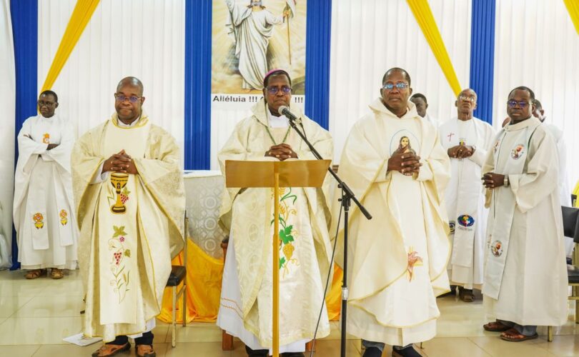 Mgr. Prosper KONTIEBO préside la messe